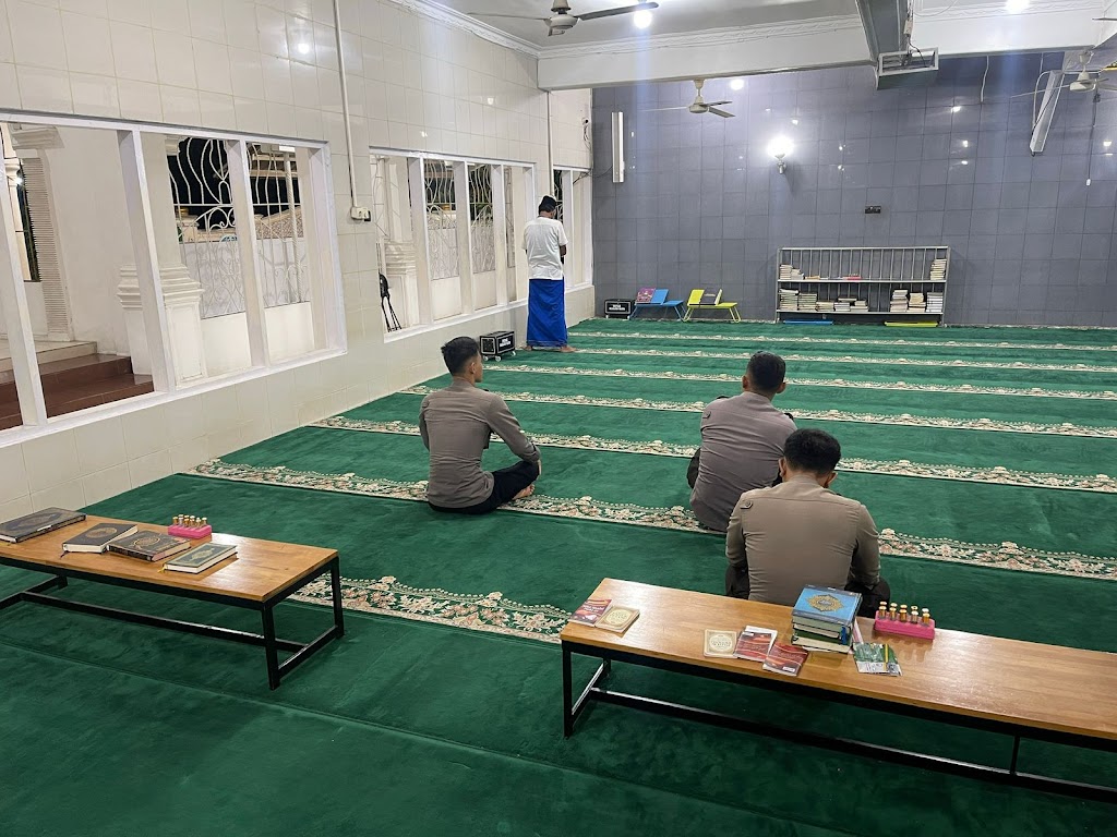 Personel PAM KPU Polres Kuansing Sholat Subuh Berjamaah Dalam Rangka Cooling System Pilkada 2024
