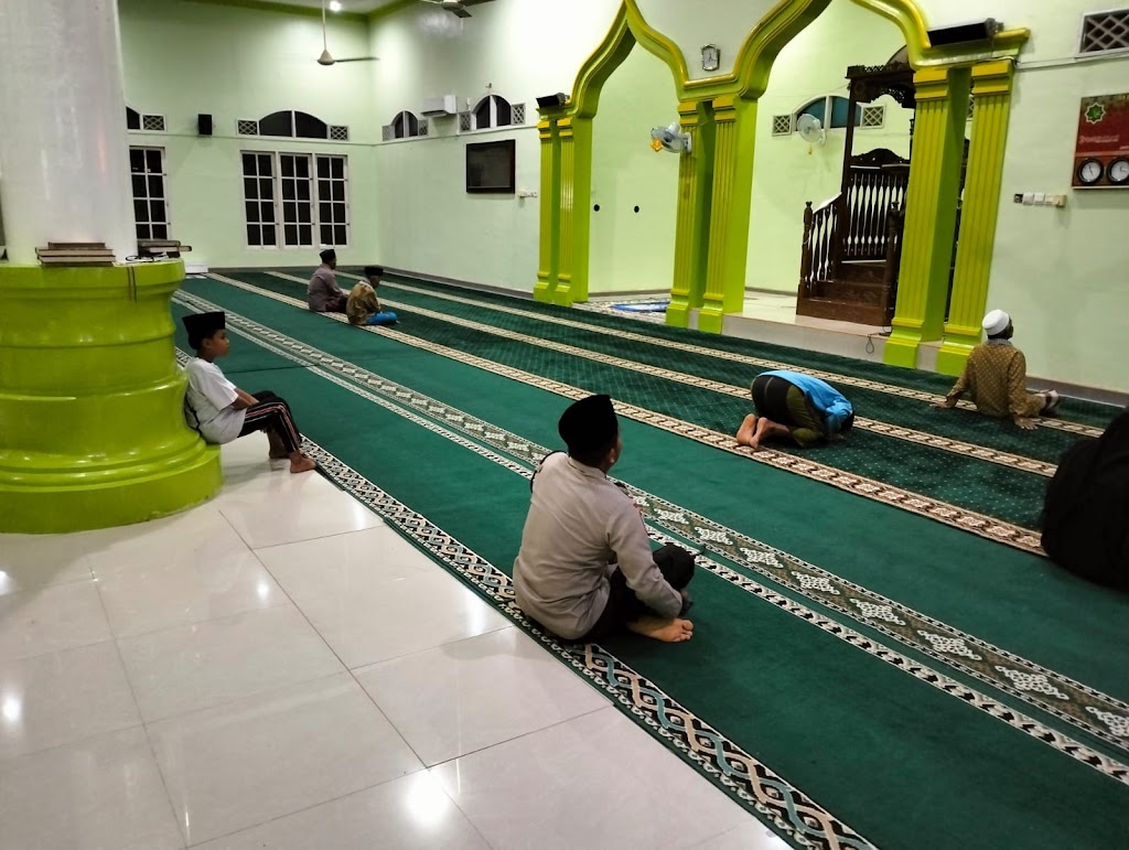 Personil Polsek Benai Sholat Subuh Berjamaah Bersama Masyarakat Dalam Rangka Cooling System Pilkada 2024
