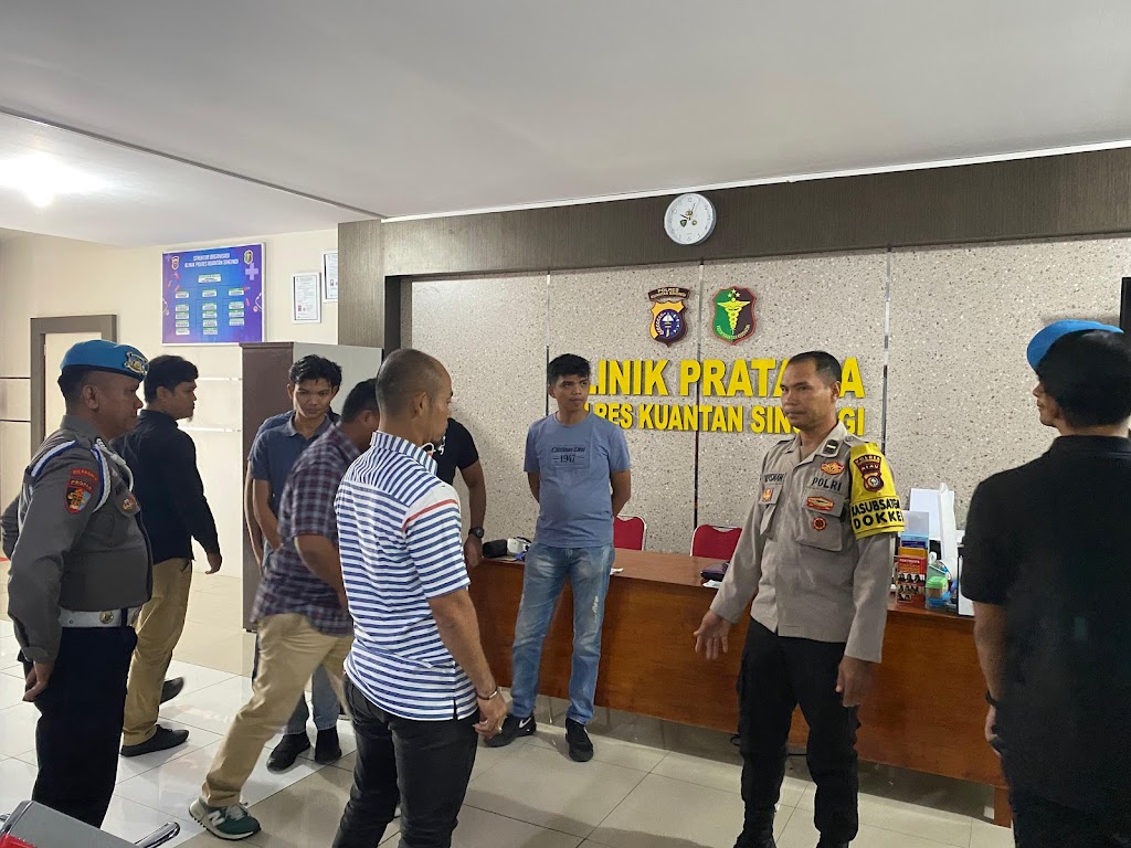 Pemeriksaan Urine Anggota Sat Resnarkoba Polres Kuansing Dukung Cooling System Menghadapi Pilkada 2024
